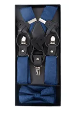 Set de tirantes, moño y pañuelo de bolsillo color azul con diseño paisley. Los tirantes son ajustables y se pueden sujetar con pinzas metálicas o con botones.