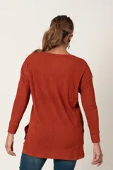 Remera color ladrillo de tejido plano imitación corduroy, con escote en V y tajos en los costados.