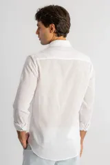Camisa de lino Sergio K de corte clásico y relajado, color blanco, de manga larga con puños arremangados y cierre frontal con botones.