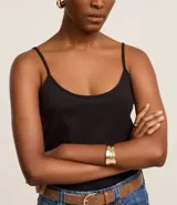 Blusa básica negra de breteles finos, confeccionada en malla de algodón peruano con escote redondo.