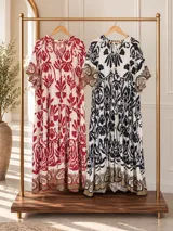 Maxi vestido italiano de viscosa y poliamida, con diseño oversized y estampado paisley. Cuenta con cuello mao y mangas cortas holgadas.