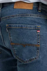 Jean de denim azul de corte slim fit.