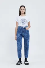 Jean azul con estampado floral, de tiro alto y corte recto.