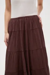 Falda larga de corte amplio con diseño de frunces horizontales y caída fluida.