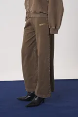 Pantalón de jogging de corte recto y holgado, confeccionado en tejido de punto con efecto lavado. Cuenta con cintura elástica y bolsillos laterales.