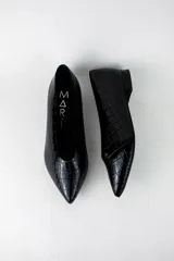 Zapatos planos estilo chatitas marca Marí, modelo Rita, color negro con textura efecto cocodrilo y acabado charol. Tienen punta fina y un diseño clásico de corte bajo.