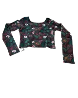 Top corto de lycra con estampado de hojas y flores en tonos verde, marrón y blanco. Tiene mangas largas y escote cuadrado.