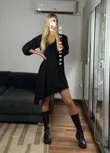 Vestido corto color bordó, con escote en V y detalles de encaje en el cuello y el dobladillo asimétrico. Tiene mangas tres cuartos y un corte holgado.