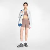 Short deportivo New Balance color marrón, de tiro alto y corte ajustado. Presenta logo de la marca en la cintura.