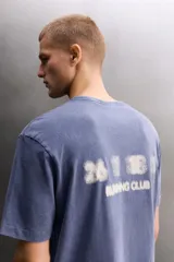 Camiseta de corte regular fit confeccionada en algodón, con cuello redondo y mangas cortas, presentando un acabado de color azul con efecto lavado.