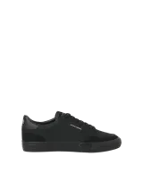 Championes urbanos de diseño moderno, confeccionados con capellada de poliuretano que imita la textura de la gamuza. Presentan cordones al tono, interior de malla de poliéster y suela de goma resistente.