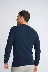 Sweater de punto color mostaza, con cuello redondo y mangas largas.