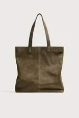 Bolso shopper vertical confeccionado en piel con acabado serraje, color verde militar, con compartimento principal y dos asas de hombro.