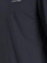 Remera azul marino de manga larga con cuello perkins y logo de Calvin Klein bordado en el pecho.