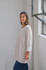 Remera de algodón de corte oversize, con cuello redondo y mangas largas con terminación de dobladillo ancho.