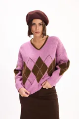 Sweater de punto con escote en V y calce relajado, con diseño de rombos en tonos rosa y marrón.