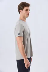 Remera lisa de manga corta y cuello redondo, color gris oscuro, de calce cómodo con pequeño logo bordado en el pecho.