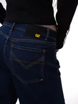 Jeans de corte relajado y tiro medio en color azul índigo. Presenta diseño clásico de cinco bolsillos, cierre de cremallera con botón y puños enrollados en la parte inferior de las piernas.