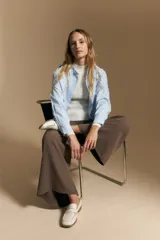 Polera de punto acanalado color gris, con cuello alto y mangas largas, de calce ajustado al cuerpo.