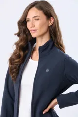 Campera de polar azul marino con cierre frontal completo, cuello alto y bolsillos laterales con cierre. Presenta detalles en cuero en los tiradores de los cierres.