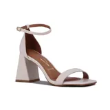 Sandalias de taco ancho medio Vizzano, color marfil, con tira delantera simple, talón cerrado y tira ajustable al tobillo con hebilla metálica.
