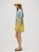 Vestido corto de punto con efecto degradé en tonos grises, cuello redondo y mangas cortas con puños acanalados a rayas en contraste.