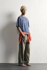 Remera boxy fit azul con efecto lavado, cuello redondo y manga corta, con estampa en el pecho.