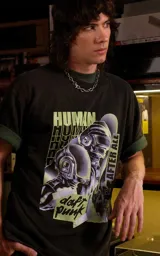 Remera de algodón premium con calce oversize, cuello redondo y mangas cortas. Presenta un estampado gráfico frontal con temática de Daft Punk en tonos verdes y negros.