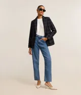 Pantalón mom jeans de tiro alto, color celeste, con bolsillos y apliques de strass.