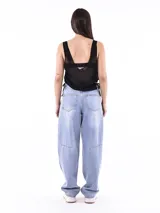 Musculosa blanca de breteles finos y corte holgado, con ajuste de cordones en los laterales.