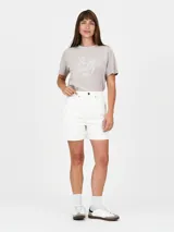 Short negro de tiro alto con ruedo desflecado.