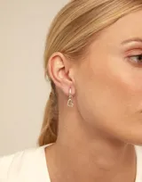 Charm de piercing con forma de corazón calado, con argolla superior para enganche.