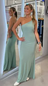Vestido largo verde menta con diseño de un solo hombro y acabado brillante con lurex, de corte ajustado y caída fluida.