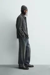 Sobrecamisa de corte regular confeccionada en tejido con estructura diagonal repelente al agua. Presenta cuello solapa, cierre frontal con botones, mangas largas con puños abotonados y bolsillos plastrón con solapa en el pecho.