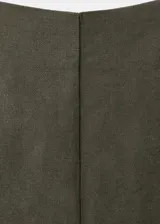 Pantalón verde militar de corte recto y diseño largo, confeccionado en mezcla de lino, viscosa y algodón. Cuenta con cintura elástica.