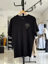 Remera oversize blanca de manga corta, con gran estampado tipográfico en color rojo en la espalda con la leyenda "The Grounded Automotive Lifestyle".