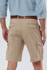 Bermuda cargo de gabardina en color gris oscuro, corte recto, con bolsillos laterales con solapa y cierre de botones y cremallera.