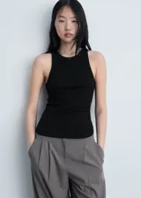 Top sin mangas de tejido de punto acanalado, con cuello redondo y ajuste al cuerpo.