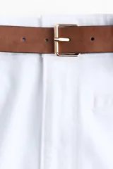 Pantalón acampanado de sarga de algodón color blanco, de tiro alto con pliegues en las piernas y bolsillos decorativos delanteros. Incluye cinturón marrón.