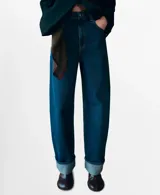 Jeans de corte wide leg, color azul oscuro, con tiro medio y botamanga con doblez.
