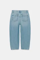 Jeans de tiro medio con diseño de volumen crop y perneras curvas. Presenta cinco bolsillos, cierre frontal con cremallera y botón metálico.