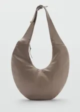 Bolso de hombro de cuero vacuno con diseño en forma de luna creciente, asa integrada ajustable y cierre de cremallera.