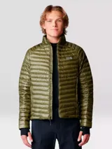 Campera puffer ultraligera de Mountain Hardwear, modelo Ghost Whisperer, color verde oliva. Confeccionada en tejido ripstop reciclado con aislamiento de plumón de 800 cuin con certificación RDS. Presenta cierre frontal completo, cuello alto, dos bolsillos laterales con cierre y puños con ribete elástico.