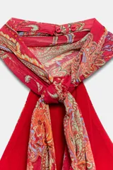 Top rojo con estampado estilo paisley, diseño de cuello halter con lazo, espalda descubierta y detalles de volantes en capas en el frente.