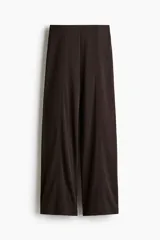 Pantalón ancho de tiro alto en punto elástico marrón oscuro, con elástico oculto en la cintura y costuras pespunteadas en la parte delantera de las piernas.