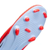 Championes de fútbol Nike Phantom 6 Low Club, color celeste claro con detalles en rojo/naranja y negro. Tienen tapones redondos en la suela.