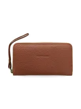 Billetera Hush Puppies de cuero vacuno con textura granulada, cierre perimetral y correa de muñeca desmontable.
