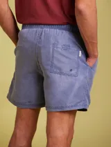 Short de baño azul con cintura elástica y cordón ajustable.