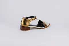 Sandalias de cuero plateadas con puntera abierta, tiras finas y tacón bajo de madera.