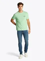 Remera de cuello redondo Tommy Hilfiger, confeccionada en algodón, con corte regular y logo de la marca estampado en el pecho.